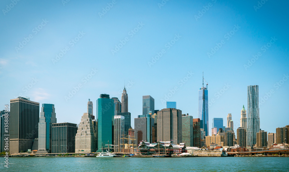 Naklejka premium Downtown Manhattan city skyline in day time