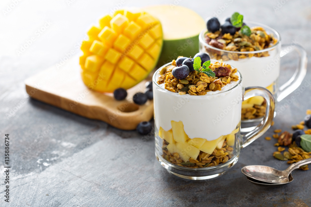Mango yogurt parfait with granola Mango yogurt parfait with granola