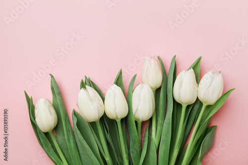 Photo Spring tulip flowers on pink background top view in flat lay style