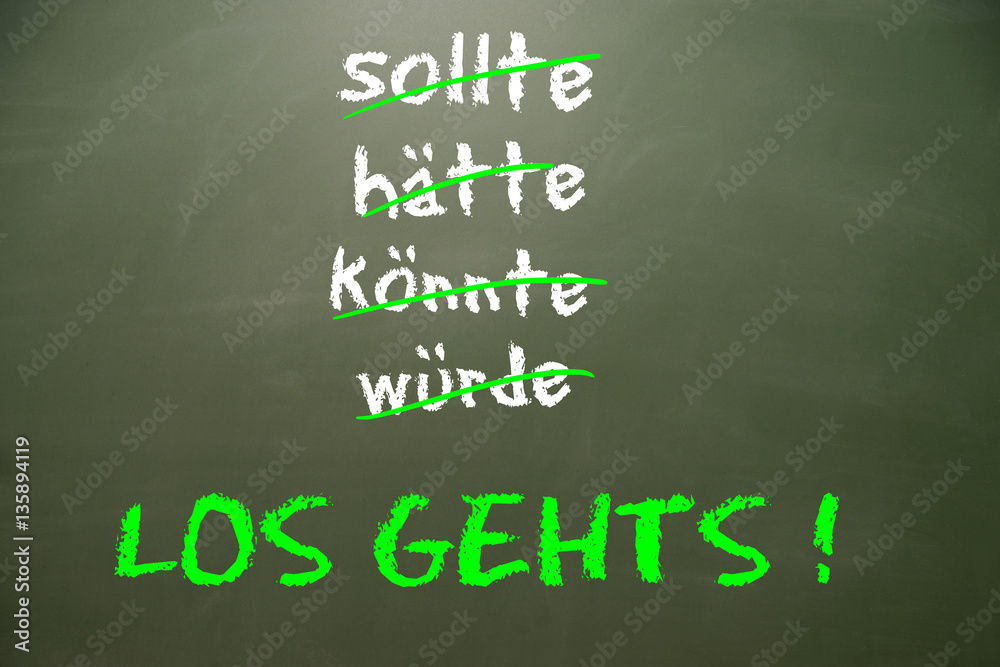 Motivation / Kreidetafel mit den Worten sollte , hätte , könnte , würde und Los gehts