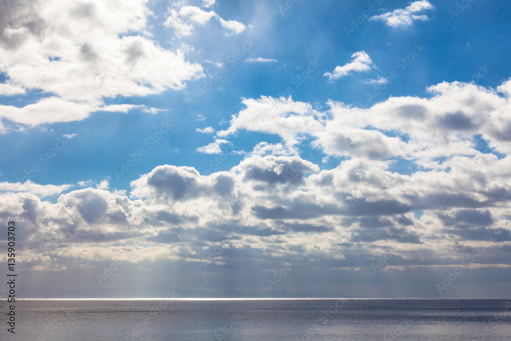 Obraz premium 津軽海峡の青空と水平線 / 北海道から津軽海峡の先の下北半島（青森県）を望む