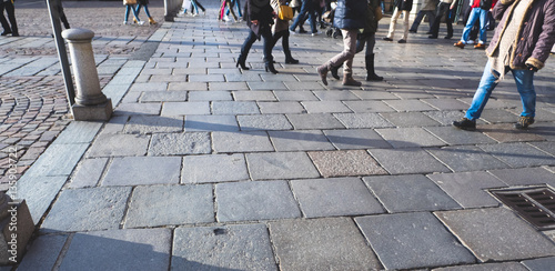 Photos pedoni camminano per strada in città