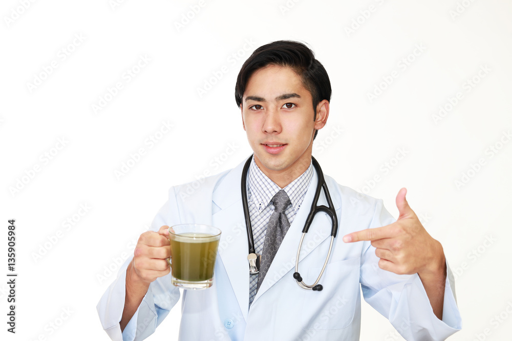 飲み物を持つ笑顔の医師 飲み物を持つ笑顔の医師