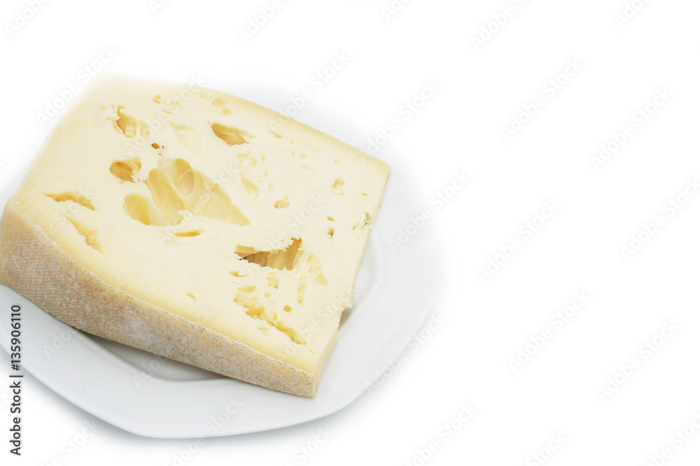 Fetta di formaggio su piatto su sfondo bianco Fetta di formaggio su piatto su sfondo bianco
