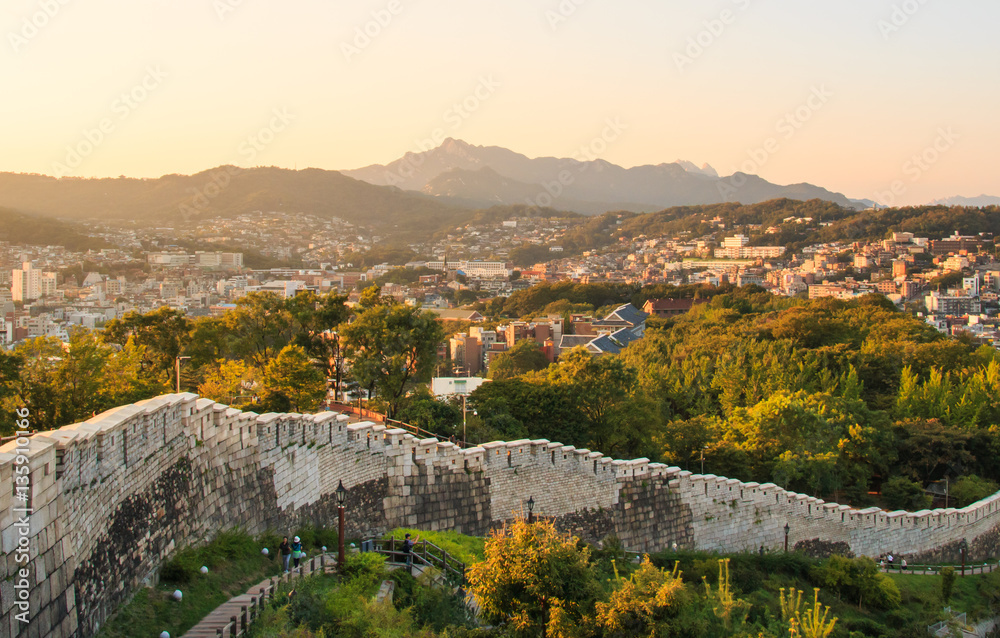 Φωτογραφία Hanyangdoseong, a fortress wall in Seoul city in Korea.