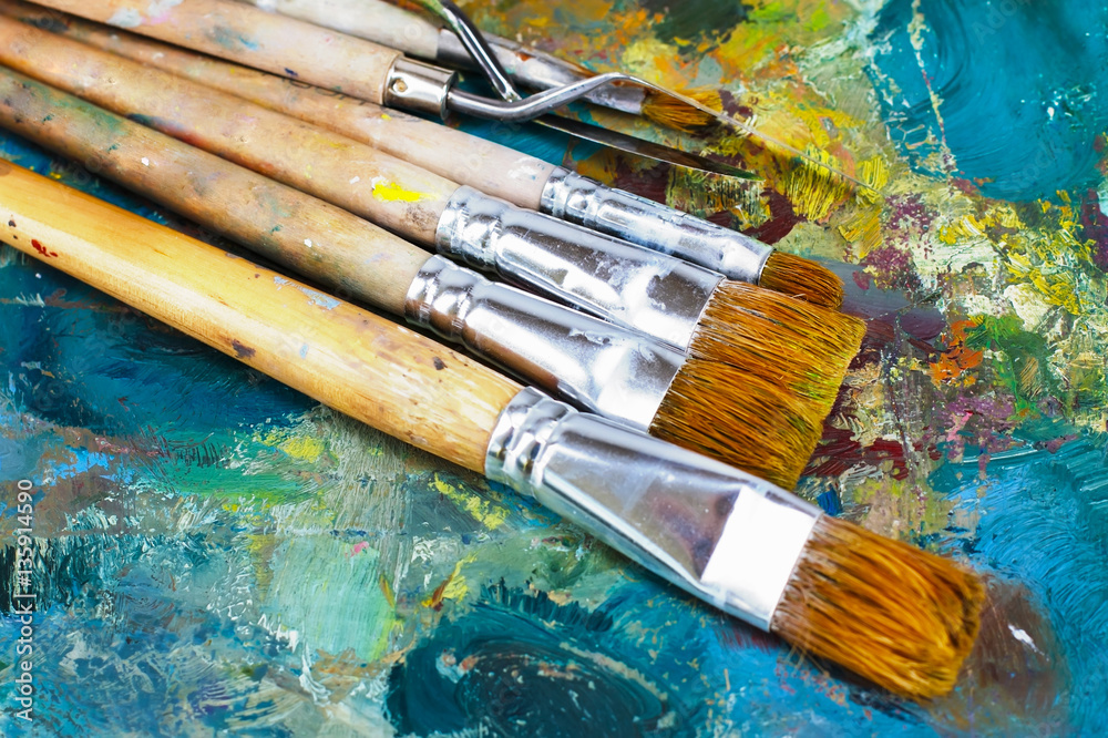 Obraz premium artist's palette with oil paints and brushes