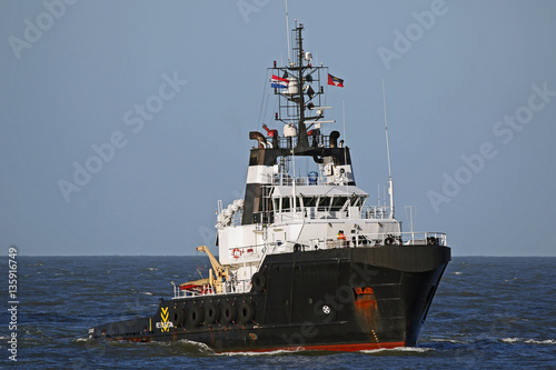 schwarzer Offshore Schlepper fährt in den Hafen von Rotterdam ein