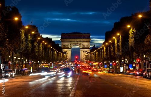 Arc de Triompthe in evening © Givaga