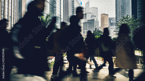Foto Commuters in Wan Chai using a Pedestrian crossing in the rush hour over Gloucest