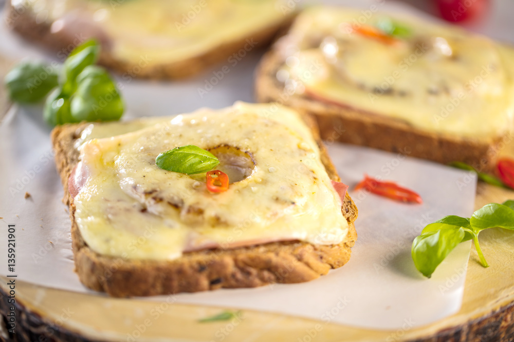 Toastbrot mit Ananas und kässe (hawaii) Toastbrot mit Ananas und kässe (hawaii)