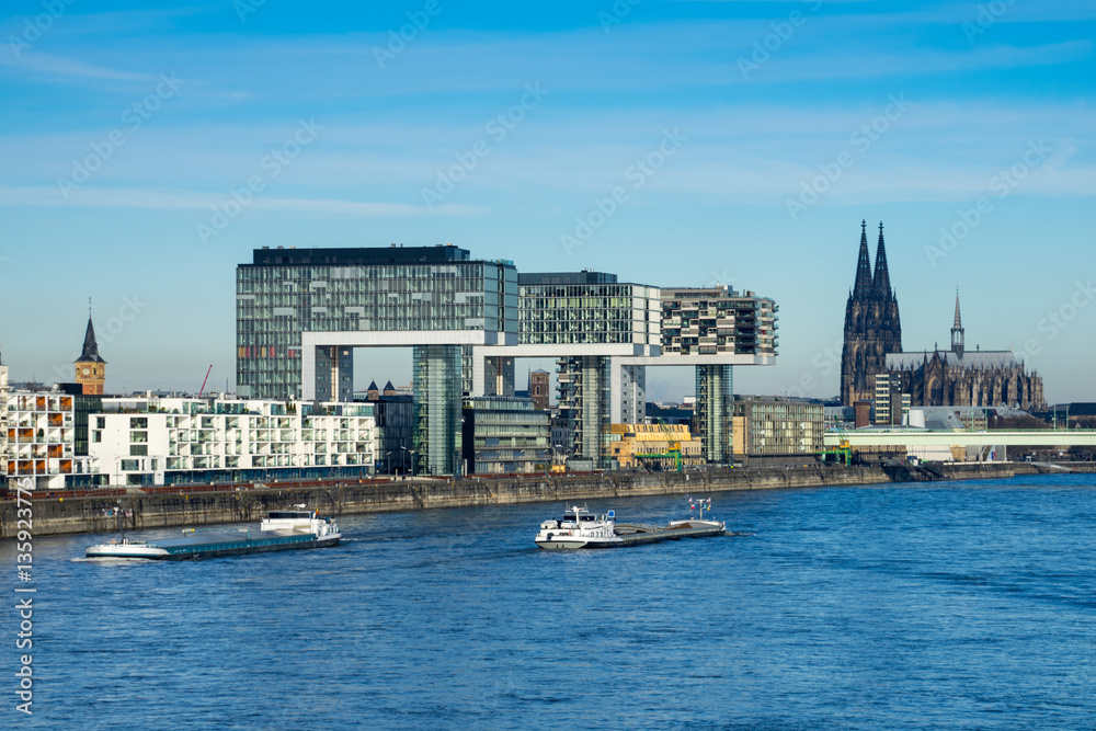 Köln: Kölner Dom mit Kranhäusern und Rhein