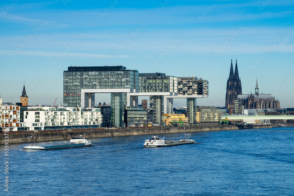 Fototapeta premium Köln: Kölner Dom mit Kranhäusern und Rhein
