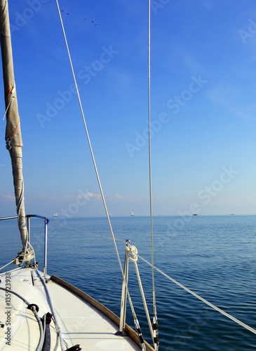 Sailing to horizon on Lake Constance on a calm sunny day © Mirjam Claus