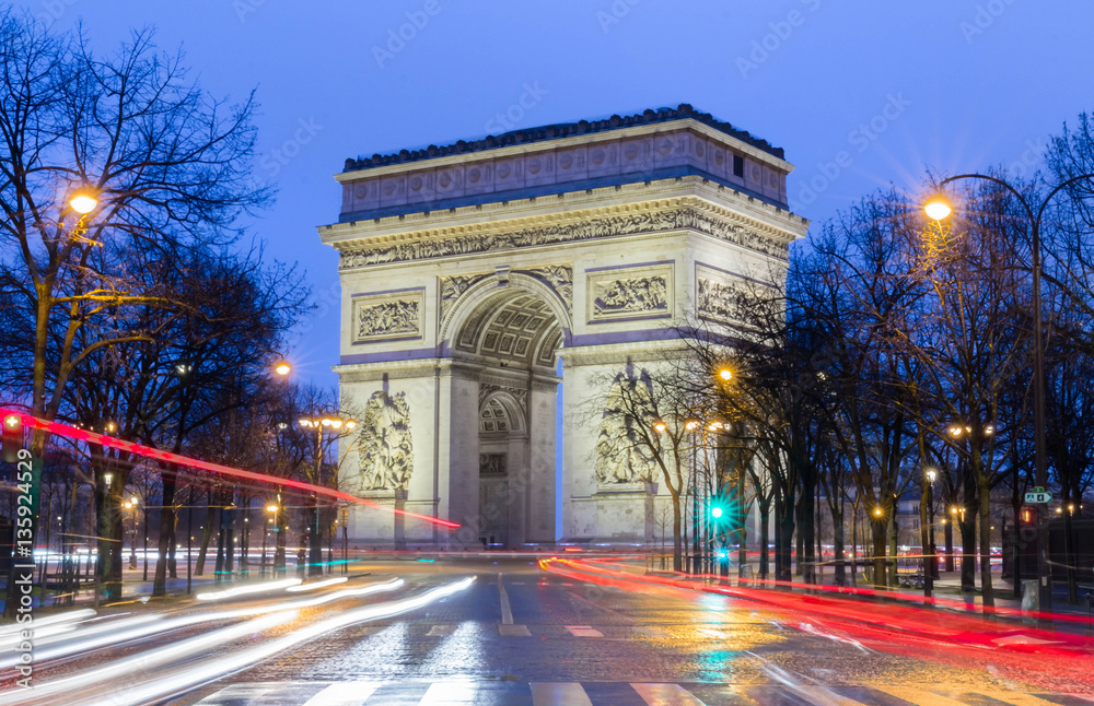 Fototapeta premium Łuk Triumfalny nocą, Paryż, Francja.