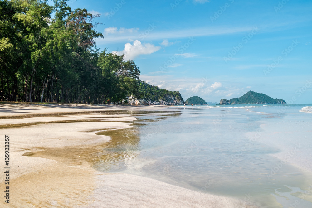 Obraz premium Outdoor landscape of beautiful secret tropical sea beach with gorgeous water in Khao Sam Roi Yot National Park, Thailand. Perfect vacation in Southeast Asia at exotic white sand beach and palm trees.