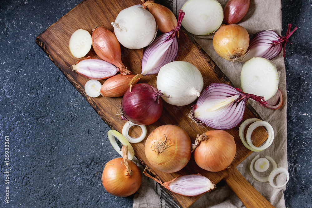 Variety of whole and sliced onion - obrazy, fototapety, plakaty 