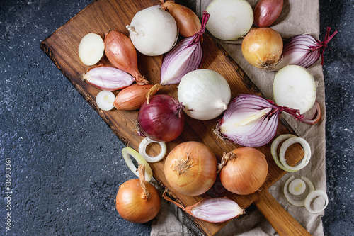 Vászonkép Variety of whole and sliced onion