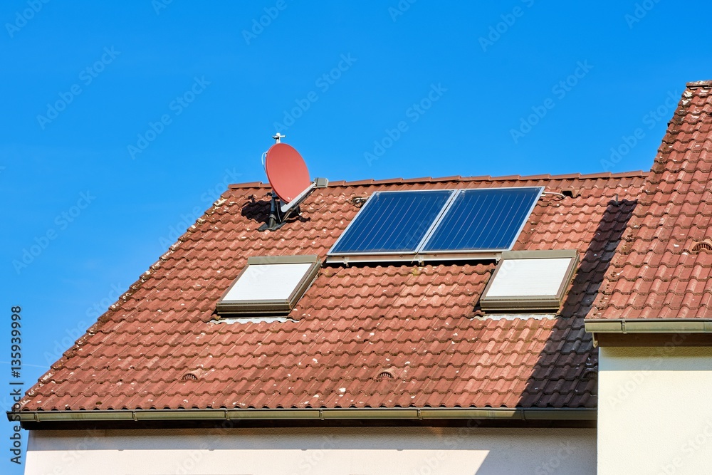 Hausdach mit kleiner Solarthermieanlage