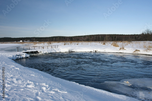 Fototapeta Naklejka Na Ścianę i Meble -  Frozen river in winter