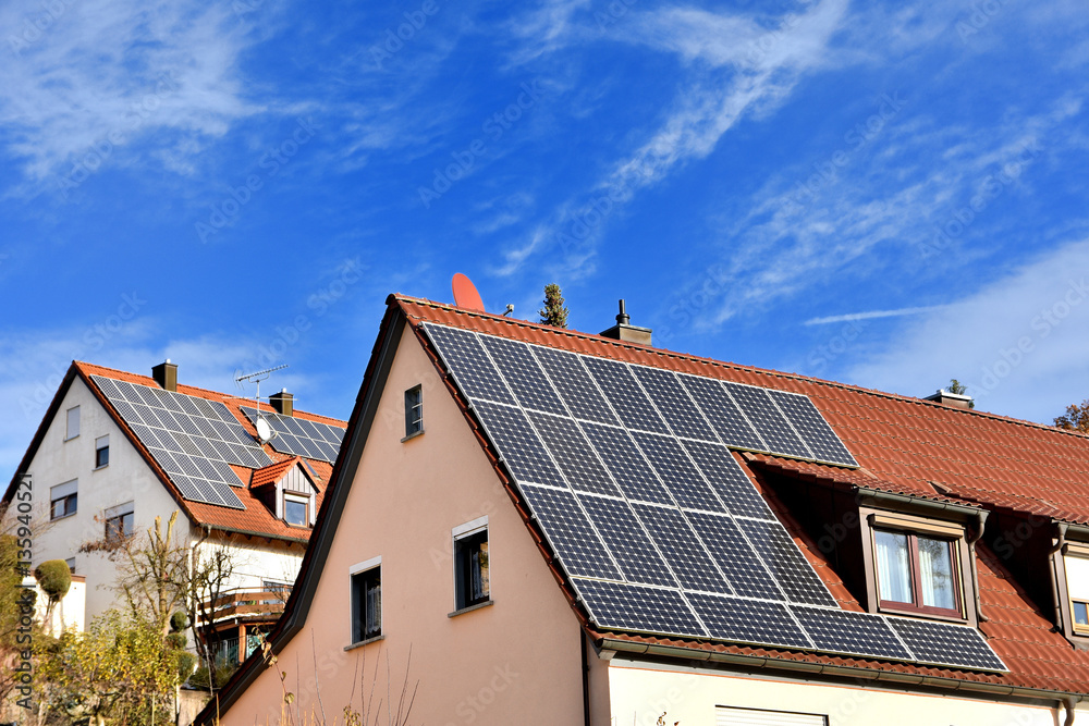 Alternative Energiegewinnung - Hausdächer mit Sonnenkollektoren