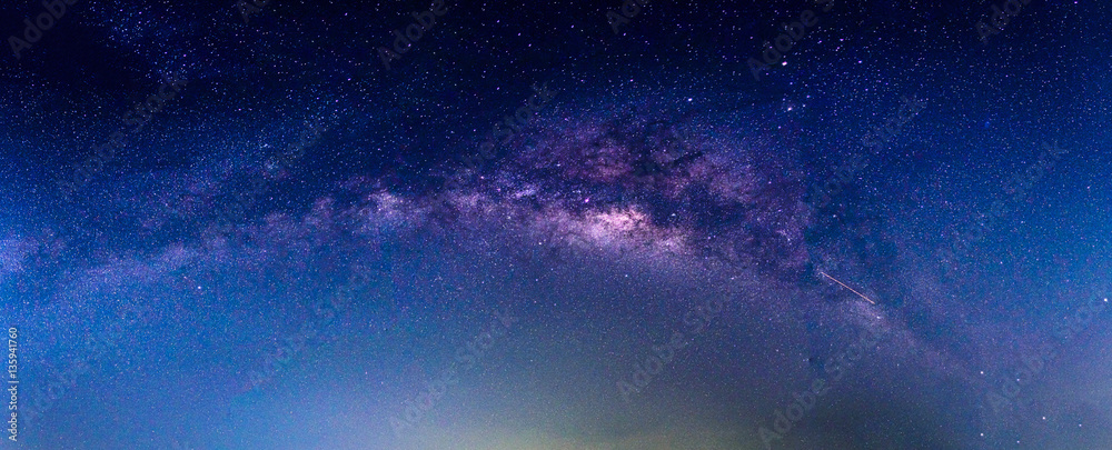 Obraz premium Krajobraz z galaktyką Drogi Mlecznej. Nocne niebo z gwiazdami.