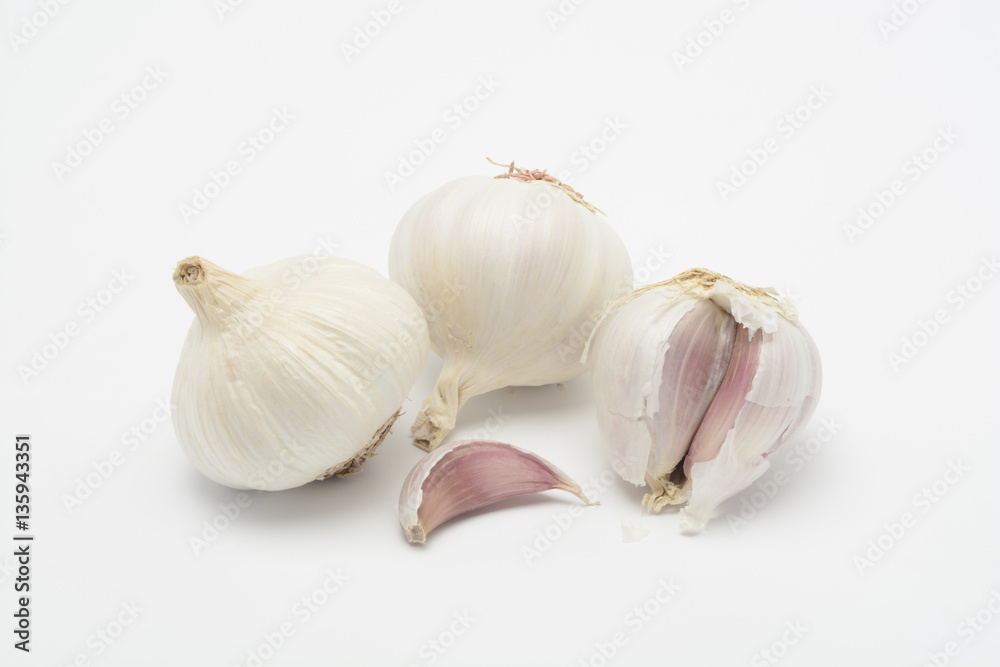 Obraz premium Ajos sobre fondo blanco