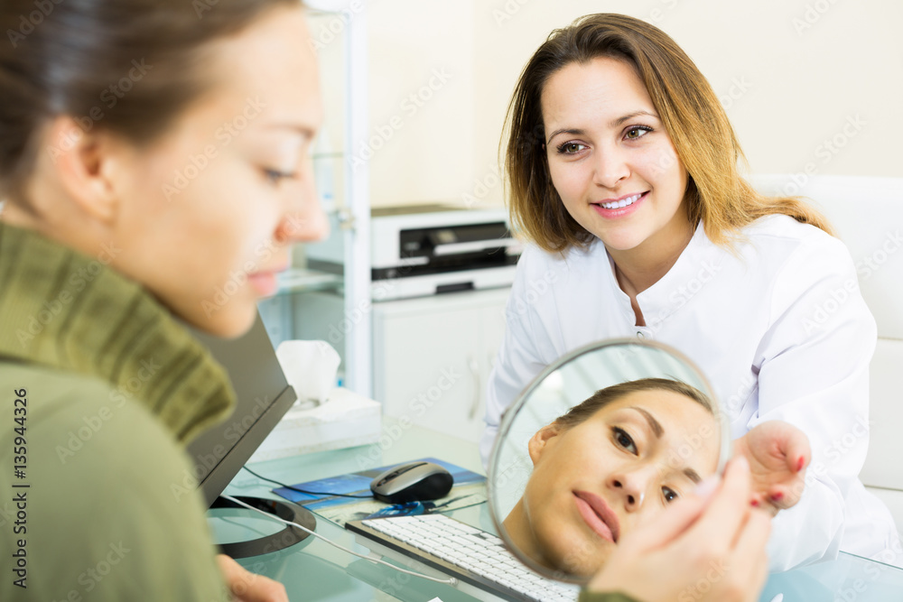 Obraz premium Smiling female client consulting woman doctor