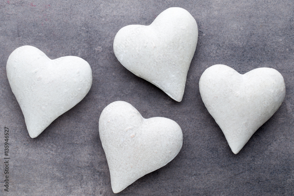 Obraz premium Red hearts on the gray background. Valentine Day background.