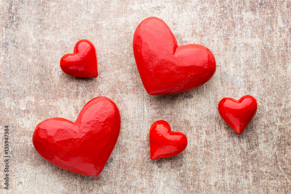 Fototapeta premium Red hearts on the wooden background.