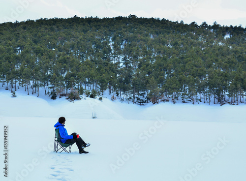 Donmuş Göl Üzerinde Sıcak Çay Keyfi photo