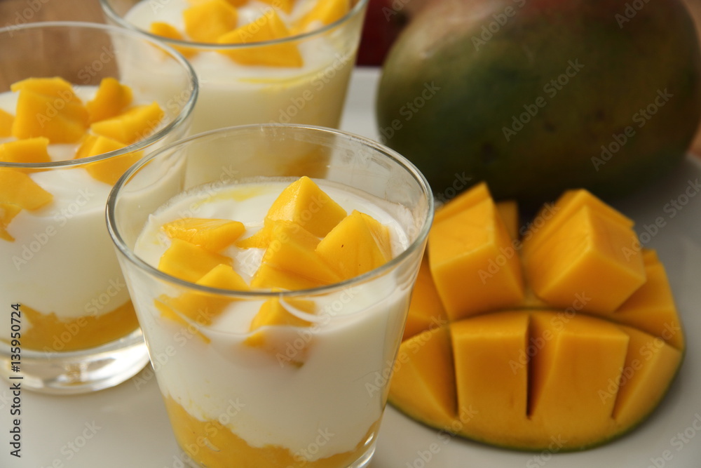 Fruchtjoghurt im Glas mit Mango Fruchtjoghurt im Glas mit Mango