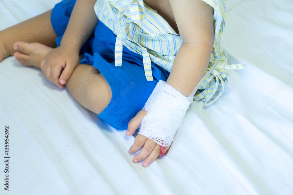 Obraz premium Asian baby in the hospital with saline intravenous