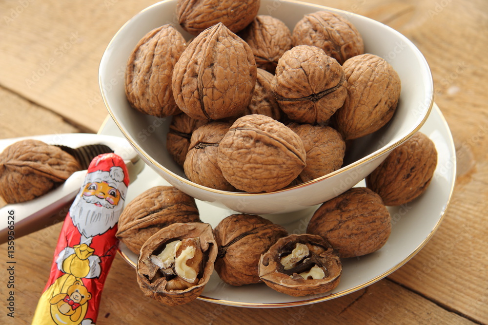 Walnußschale mit Weihnachtsmänner Walnußschale mit Weihnachtsmänner
