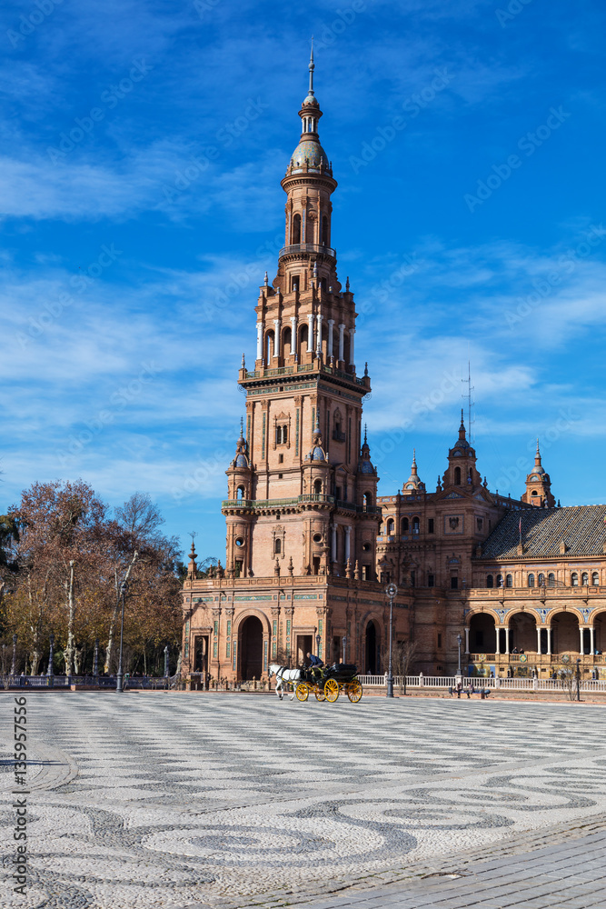 Fototapeta premium Vue d'une tour, du pont de la Place d’Espagne, Seville, Espagne 
