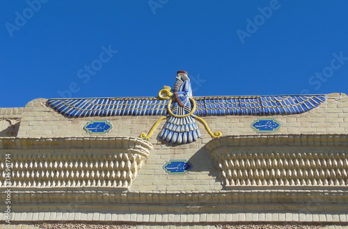 Symbole zoroastrien Faravahar à Persépolis, Iran	 photo