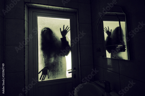 Foto Horror woman in window wood hand hold cage scary scene halloween concept Blurred