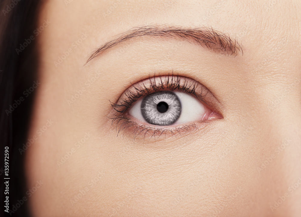 Obraz premium Piękny wnikliwy wygląd oczu kobiety