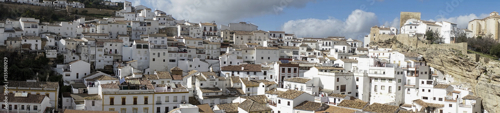 vistas panorámicas del municipio de Setenil de las Bodegas en la provincia de Cádiz, Andalucía