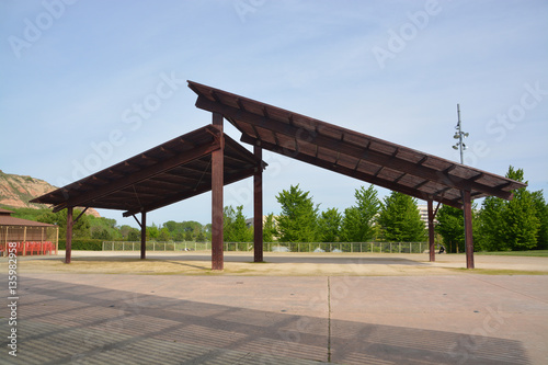 Fototapeta Naklejka Na Ścianę i Meble -  estructura de madera en un parque