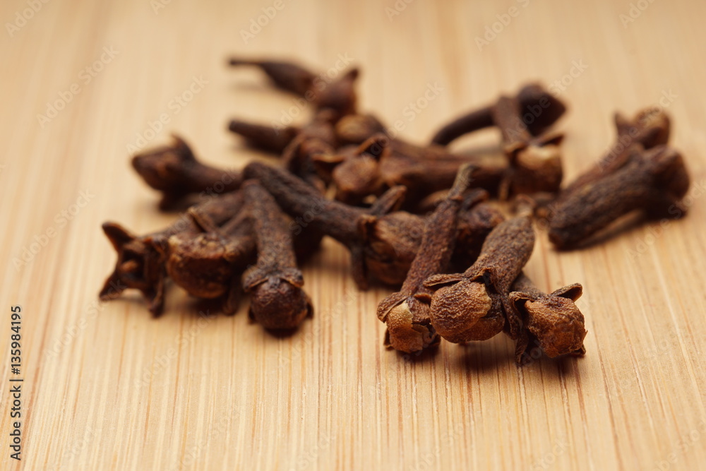 Obraz premium Cloves on wooden background