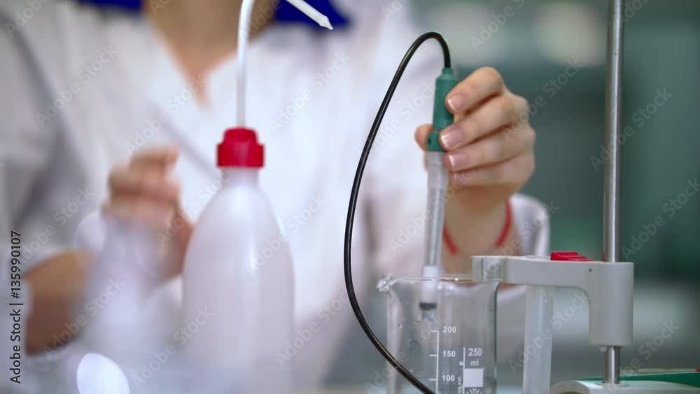 Vidéo Stock Lab worker cleaning laboratory equipment. Scientist woman ...