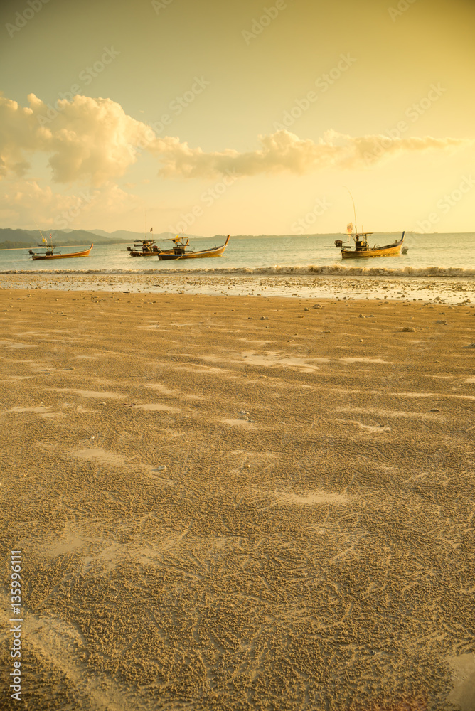 Obraz premium Traditional Thai boats near the beach. Thailand