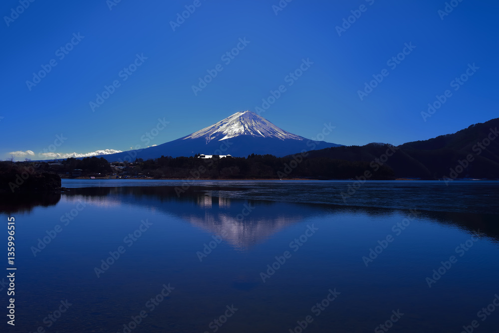 20170204河口湖からの氷の溶けだす逆さ富士山