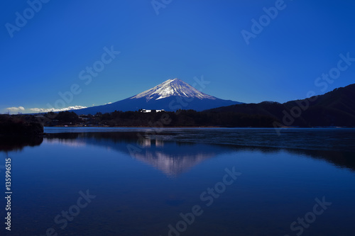 20170204河口湖からの氷の溶けだす逆さ富士山 © gandeaux