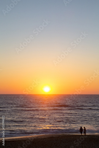 フランス南西部　ビスカロス海岸の夕日 © naoko