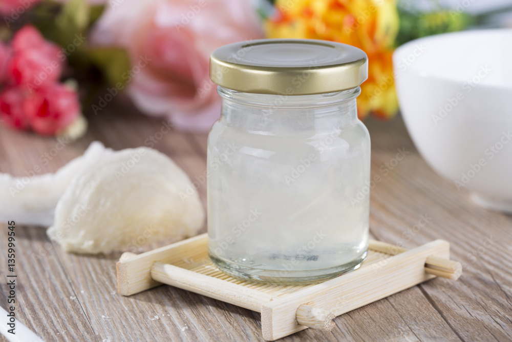 Useing modern technology for processing the products of edible bird's nestEdible Birdnest in transparent glass bottle Useing modern technology for processing the products of edible bird's nestEdible Birdnest in transparent glass bottle