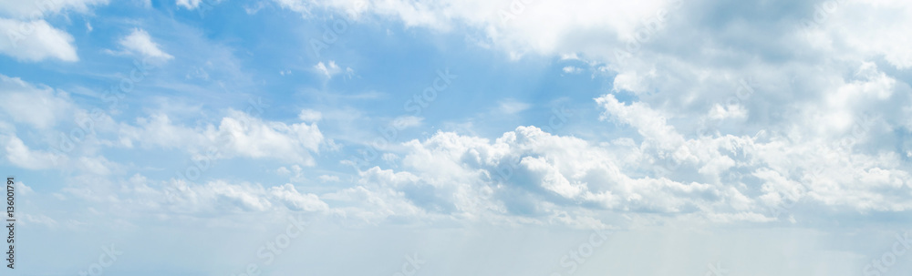 Naklejka premium Panorama biała chmura i niebieskie niebo w ranku