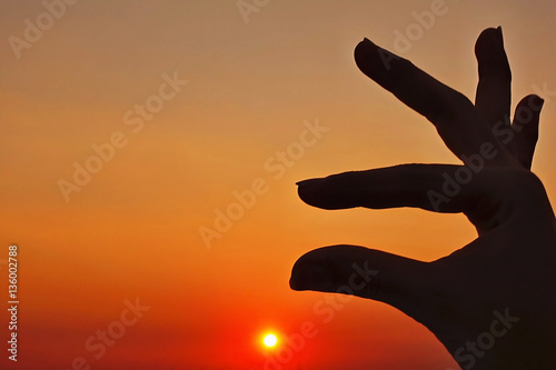 Bulur focus sunset sky and silhouette hand icon 