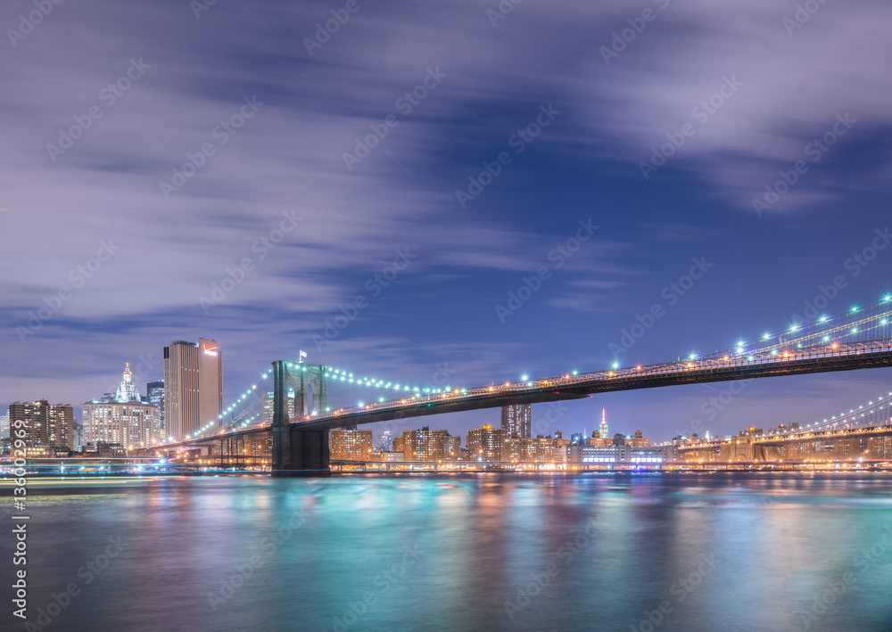 Fototapeta premium Night view of Manhattan and Brooklyn bridge