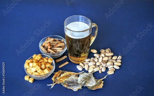 светлое пиво , рыба, орешки и сухарики 